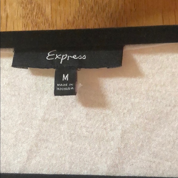 NWOT Women’s Short Sleeve Shirt from Express. - Picture 4 of 4